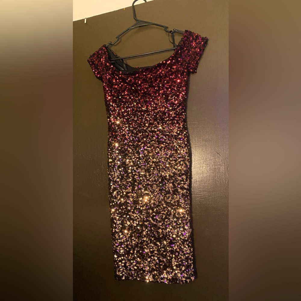 Very comfortable sequins dress and comes to knees length. Off shoulder sleeves